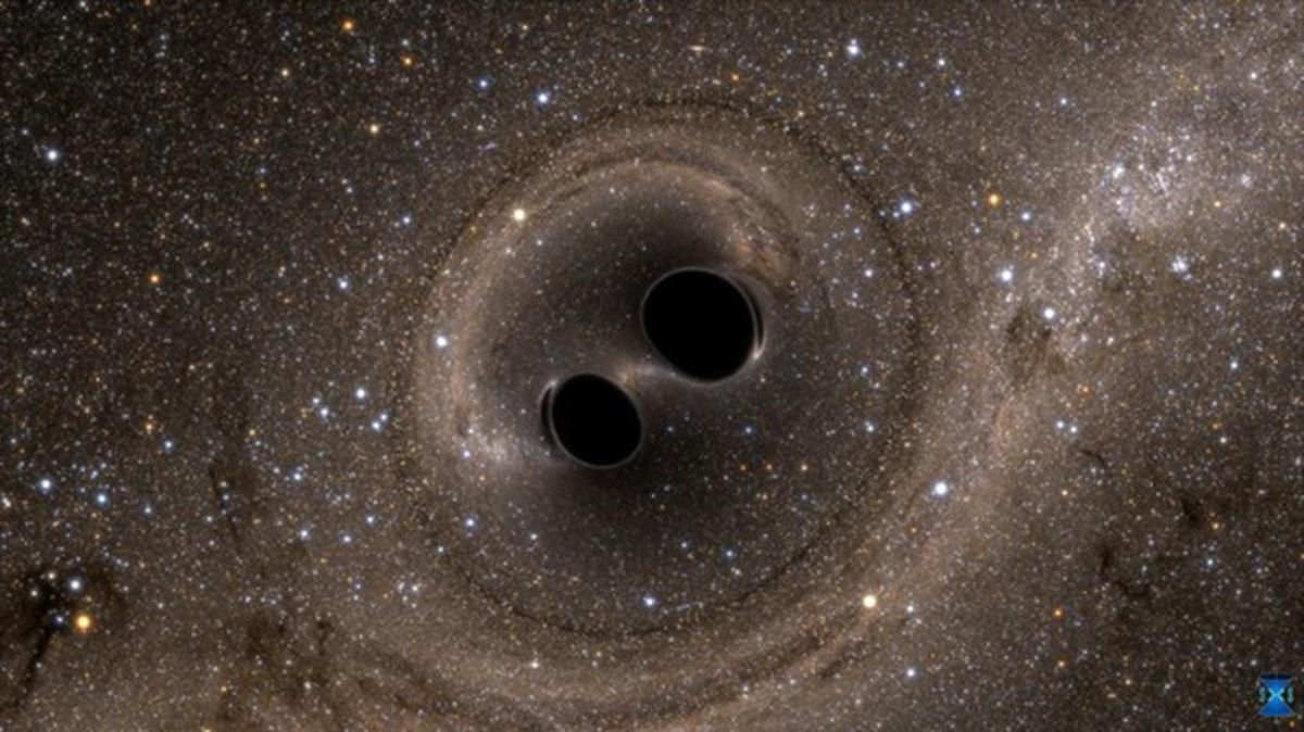 El choque de dos agujeros negros es un evento extremadamente poderoso que fue captado por primera vez por el Observatorio de Interferometría Láser de Ondas Gravitacionales (LIGO). La imagen muestra una simulación computarizada de esta colisión, realizada por el proyecto multiuniversitario SXS (Simulating eXtreme Spacetimes).