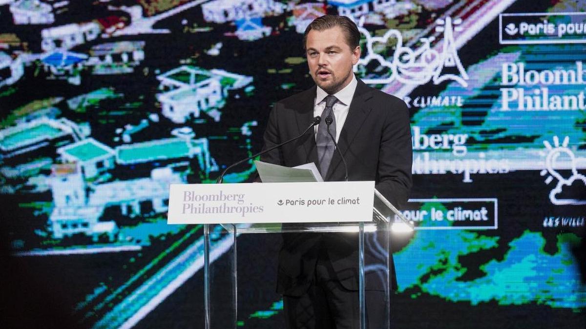 El actor Leonardo DiCaprio habla en una reunión con alcaldes en la cumbre sobre el cambio climático en el Ayuntamiento de París, el viernes.