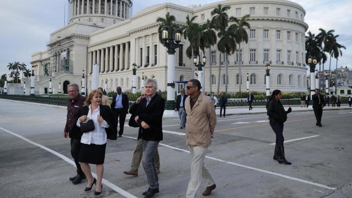 Con el edificio del Capitolio al fondo, invitados a escuchar el discurso del presidente Barack Obama se dirigen al Gran Teatro de La Habana el 22 de marzo.