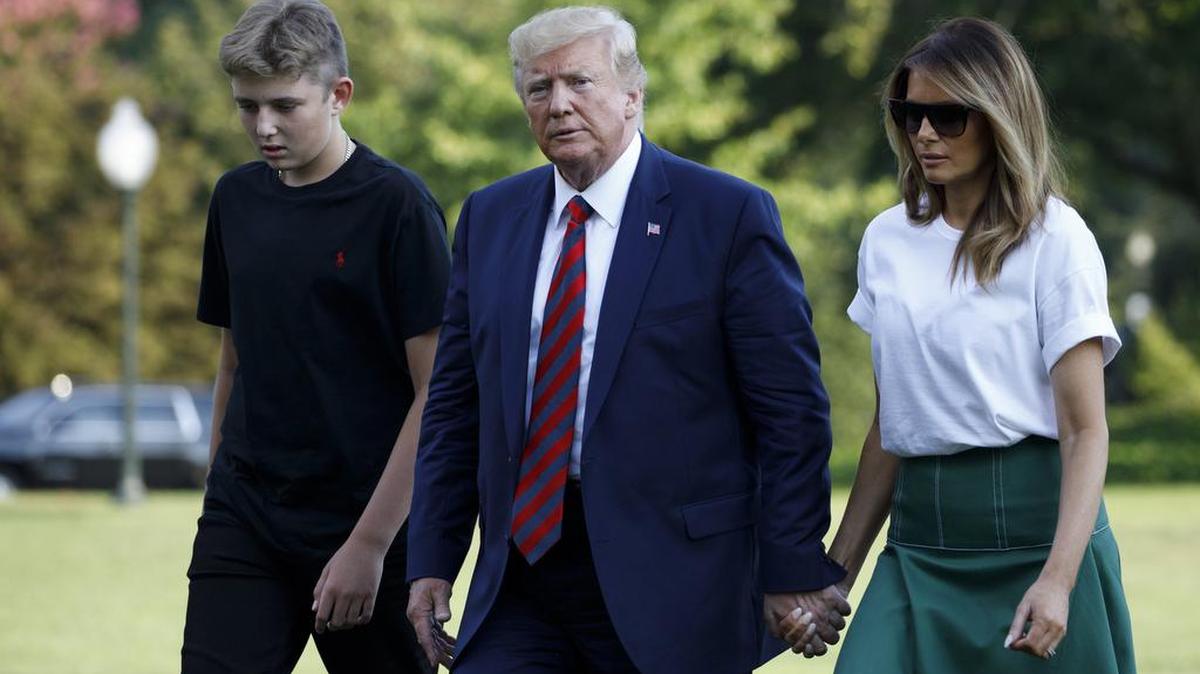 El presidente Donald Trump, la primera dama Melania Trump y su hijo, Barron, llegan a la Casa Blanca el domingo 18 de agosto de 2019, después de visitar Bedminster, Nueva Jersey.