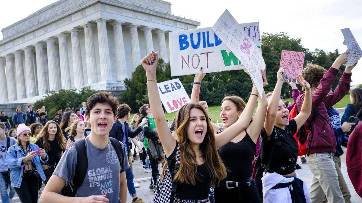 Una multitud de manifestantes protestan en Washington contra el presidente electo Donald Trump.