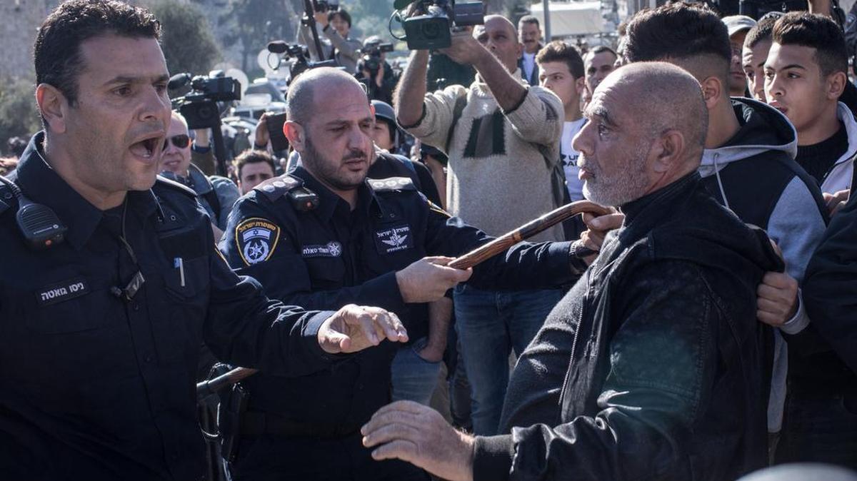 Policías israelíes chocan con manifestantes en la Ciudad Vieja de Jerusalén el 8 de diciembre, después que el presidente Donald Trump reconoció a Jerusalén como capital de Israel.