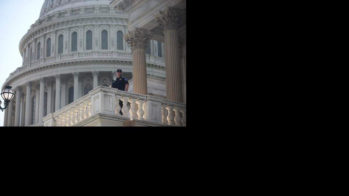 
Un agente de policía monta guardia en el Capitolio de Washington.
