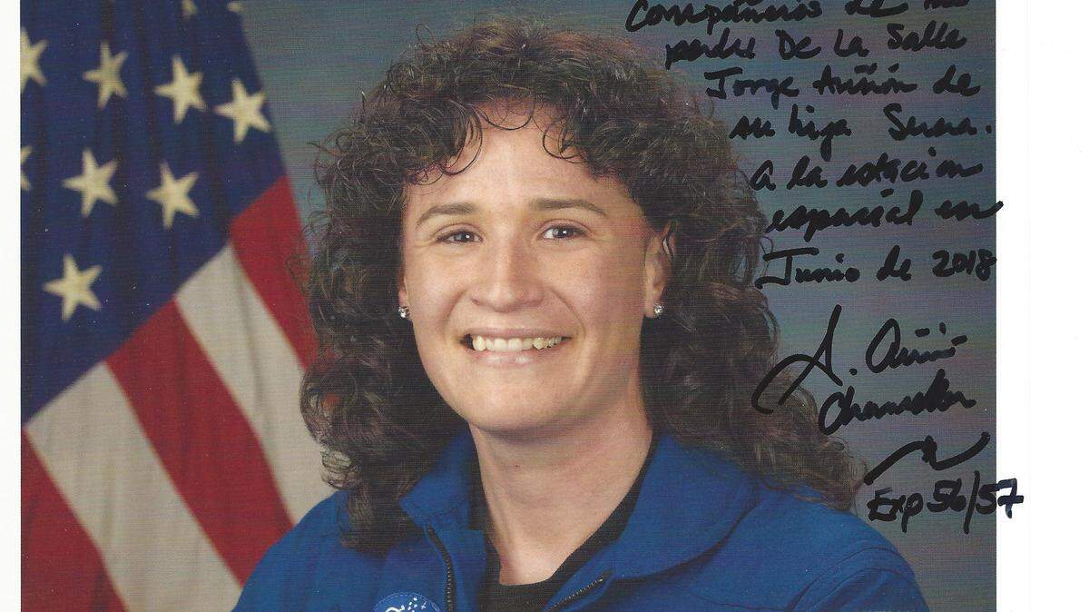 Una foto firmada por la astronauta Dra. Serena Auñón-Chancellor, que forma parte de la colección personal de Germán J. Miret, residente de Miami.