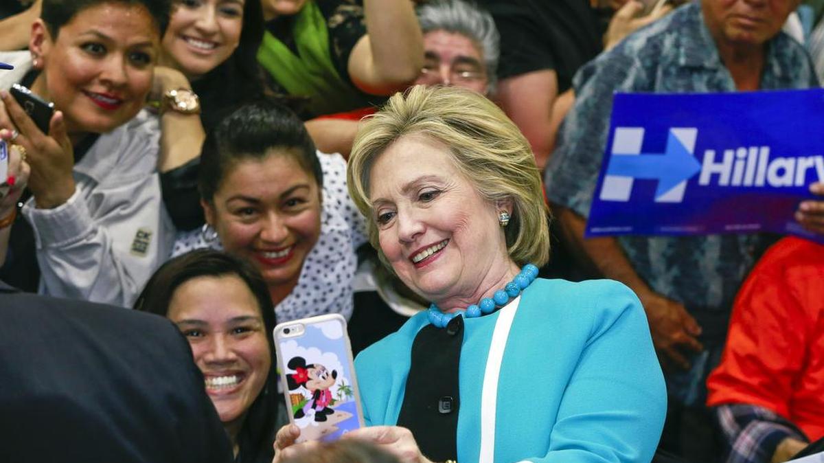 La candidata presidencial demócrata Hillary Clinton se reúne con sus simpatizantes en el East Los Angeles College en Los Angeles. Hillary mantiene una ventaja sobre su rival Bernie Sanders.