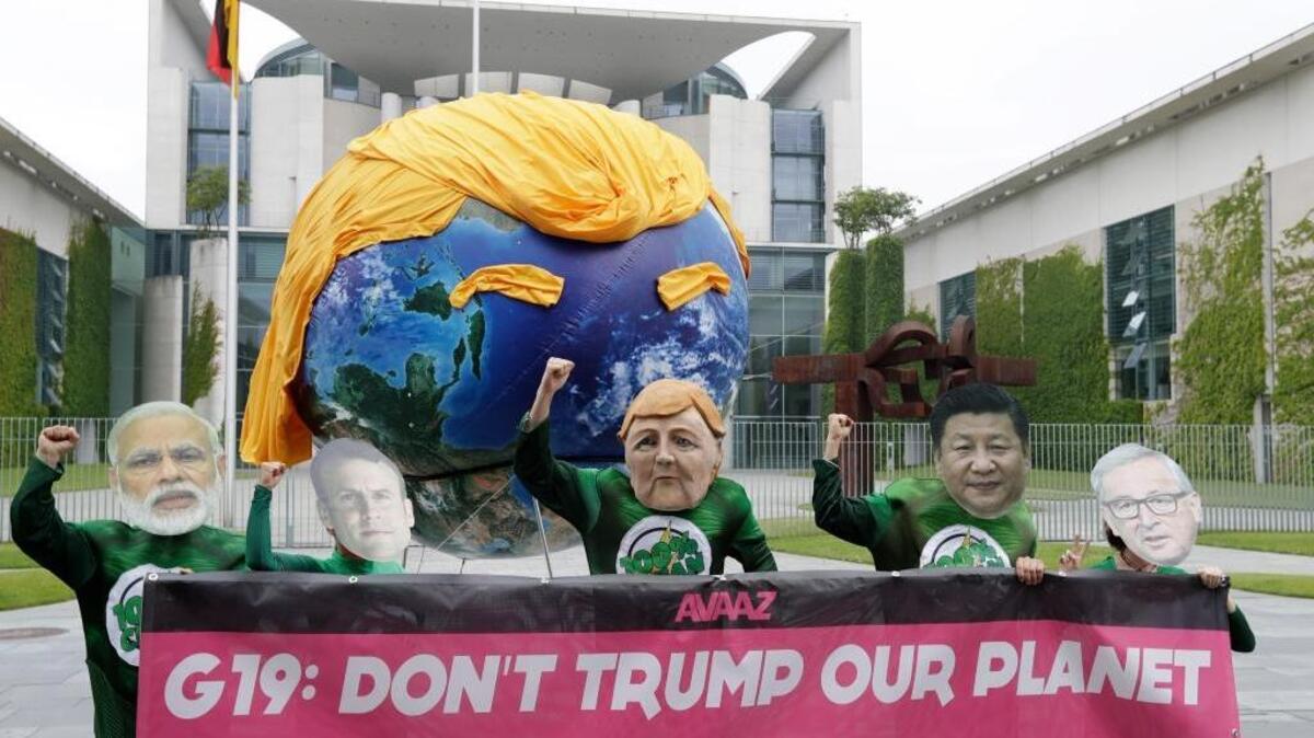 Integrantes de la organización internacional Avaaz protestan contra la política del presidente Donald Trump ante el cambio climático en Berlín, el 29 de junio, días antes de la reunión del G-20 que tiene lugar este viernes en Hamburgo. Los manifestantes llevan las máscaras de Narendra Modi, primer ministro de la India; Emmanuel Macron, presidente de Francia; Angela Merkel, canciller de Alemania; Xi Jinping, presidente de China, y Jean-Claude Juncker, presidente de la Unión Europea.