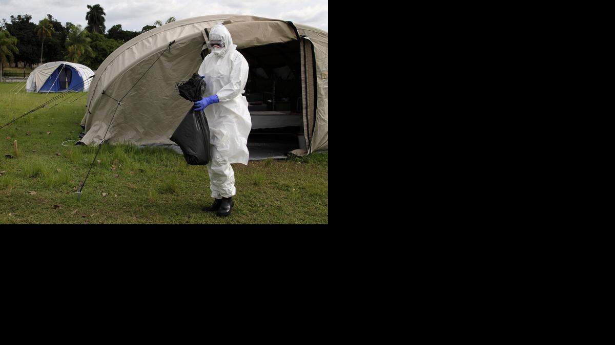 
La enfermera Dalila Martínez se entrena para ir a Sierra Leona a combatir la epidemia de ébola, el miércoles pasado.
