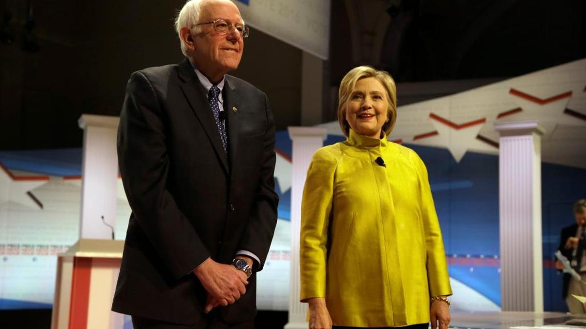 Los candidatos demócratas Hillary Clinton y Bernie Sanders se presentan en un debate en la Universidad de Wisconsin-Milwaukee, el 11 de febrero.