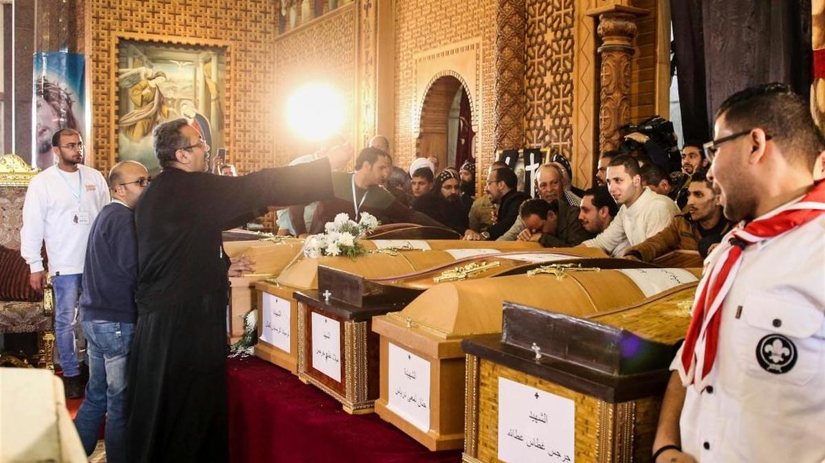 Los dolientes en el funeral de las víctimas del ataque terrorista contra coptos el Domingo de Ramos en Alejandría, Egipto, el 10 de abril.