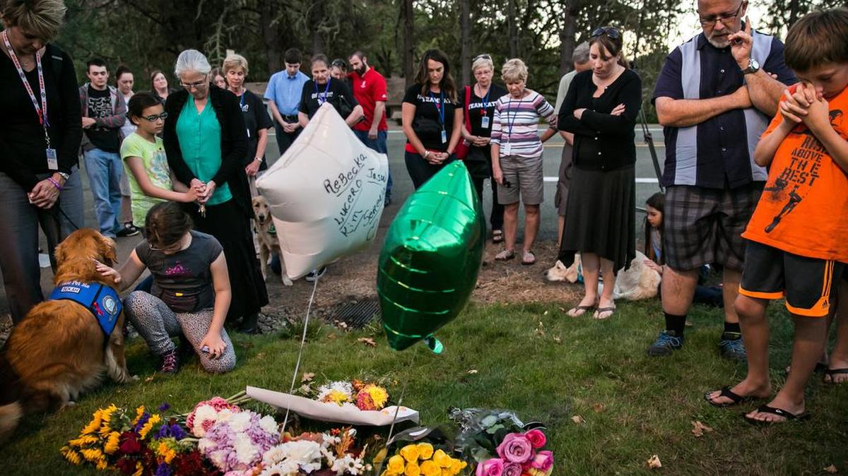 
Vecinos de Roseburg, en el estado de Oregón, se reúnen junto a un recuerdo improvisado de las víctimas de la matanza cometida la semana pasada en el Umpqua Community College.
