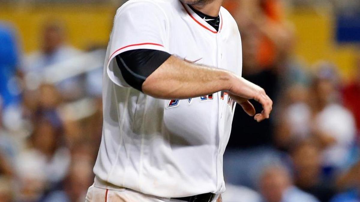 José Fernández, el pitcher de los Marlins fallecido el domingo en un trágico accidente, deja el montículo después de ponchar a Yasiel Puig, de los Dodgers de Los Angeles, en un partido en Miami el 9 de septiembre.