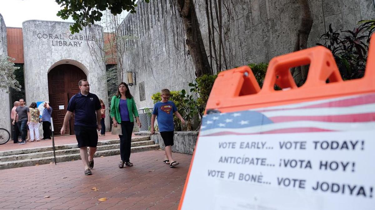 Votantes salen de la Biblioteca de Coral Gables el pasado 13 de marzo, en el último día de votación anticipada de las primarias de la Florida.