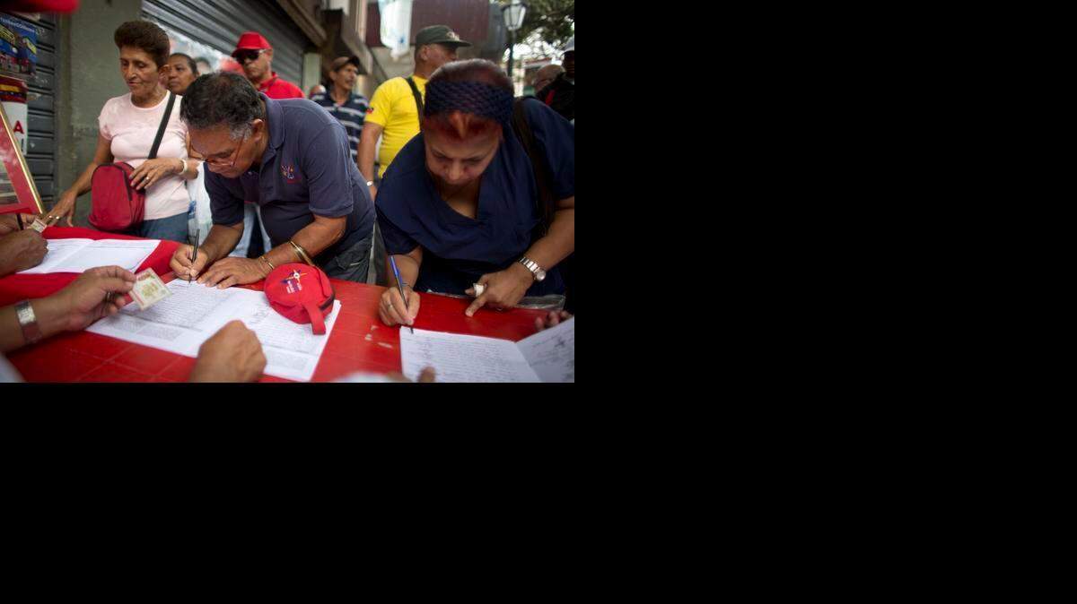 
Partidarios del presidente Nicolás Maduro firman una petición para que el gobierno de Estados Unidos que ponga fin a las sanciones contra funcionarios venezolanos.
