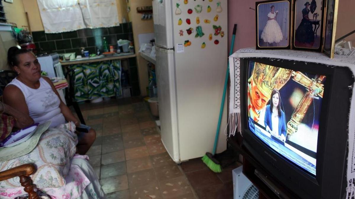 Una mujer ve la televisión en La Habana. Programas televisivos cubanos podrán verse pronto en Estados Unidos.