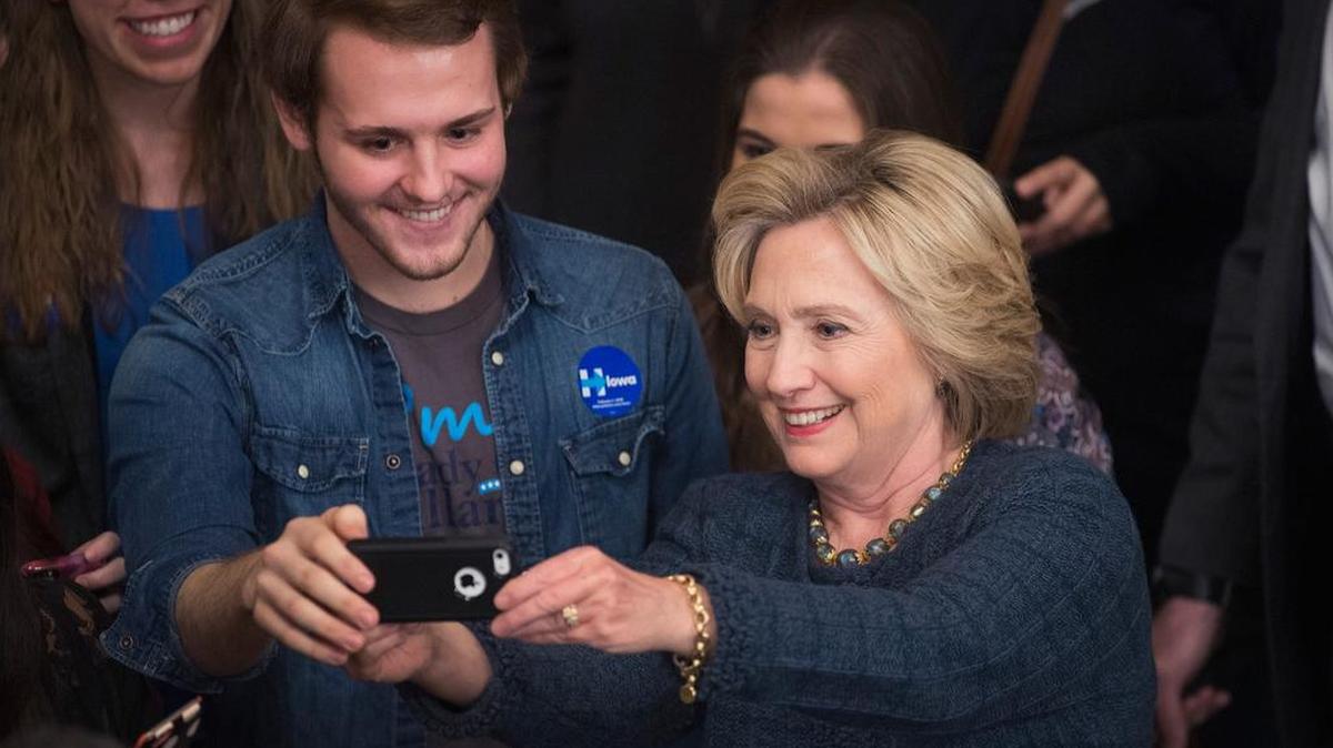 La candidata presidencial demócrata Hillary Clinton se reúne con simpatizantes en Sioux City, Iowa, el martes 5 de enero.