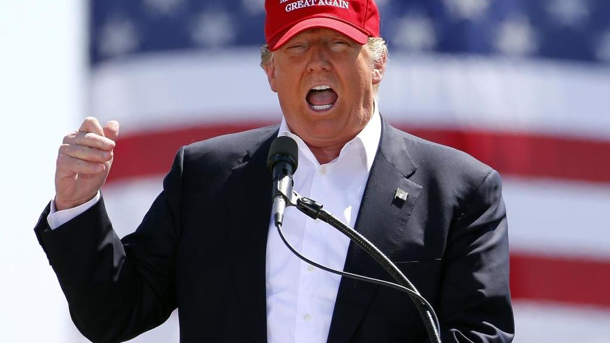 El candidato republicano Donald Trump habla en un acto de campaña celebrado en Fountain Hills, Arizona, el 19 de marzo.