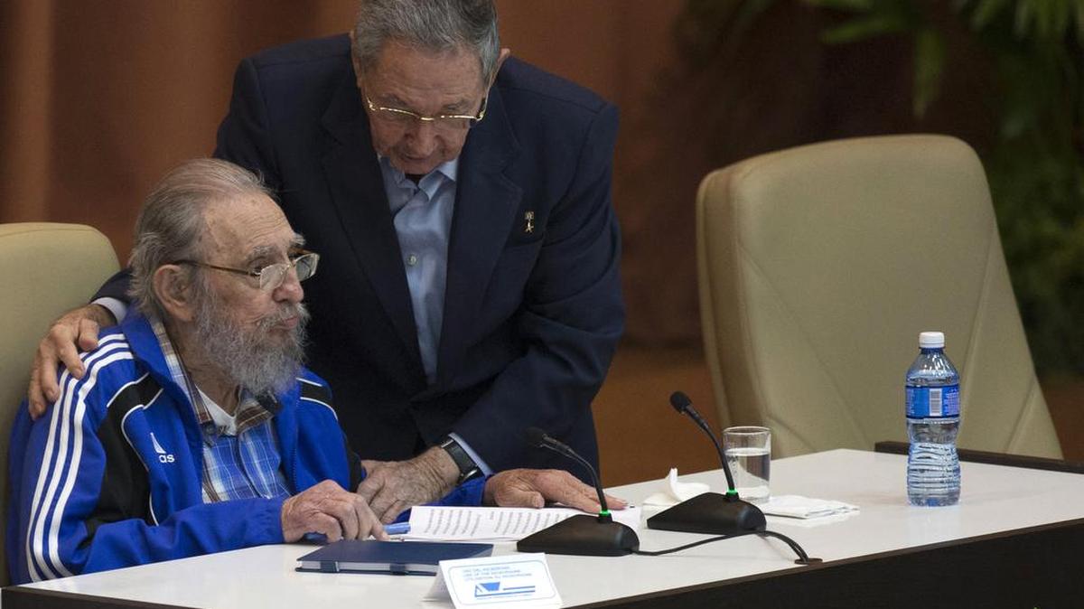 El gobernante cubano Raúl Castro (der.) participa con su hermano Fidel en el VII Congreso del Partido Comunista Cubano en La Habana, el 19 de abril.