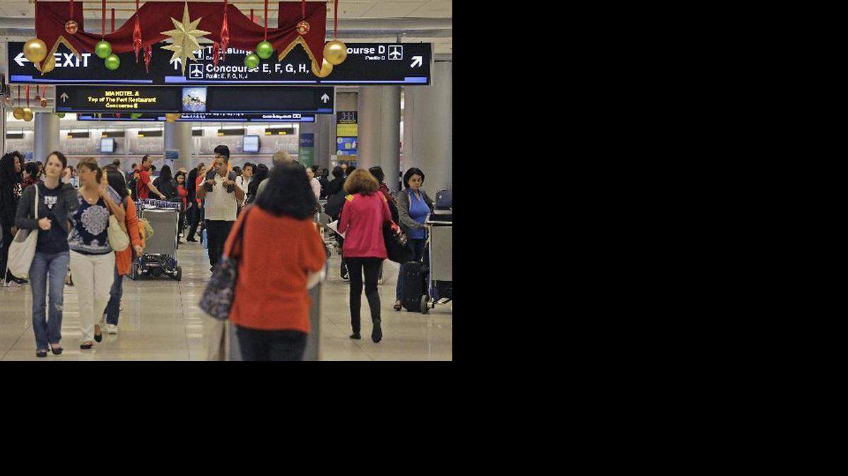 
Un grupo de pasajeros llena los pasillos del Aeropuerto Internacional de Miami, uno de los más concurridos del país.
