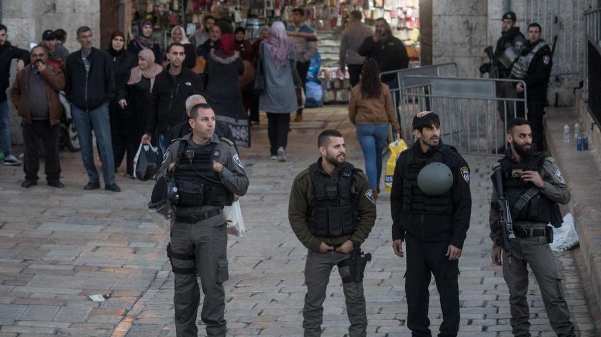 Policías israelíes custodian este lunes la Puerta de Damasco, en la Ciudad Vieja de Jerusalén, escenario de recientes disturbios.