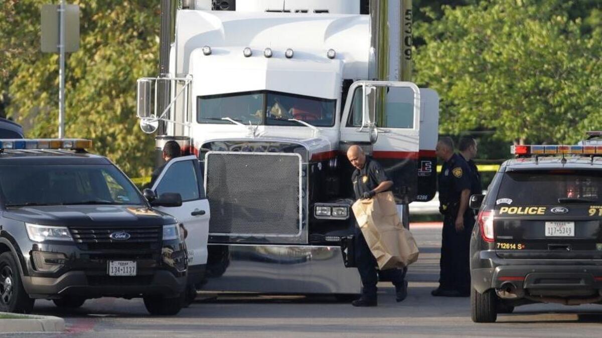 Agentes de policía de San Antonio investigan la muerte de ocho inmigrantes en un remolque frente a una tienda Walmart, el domingo pasado.