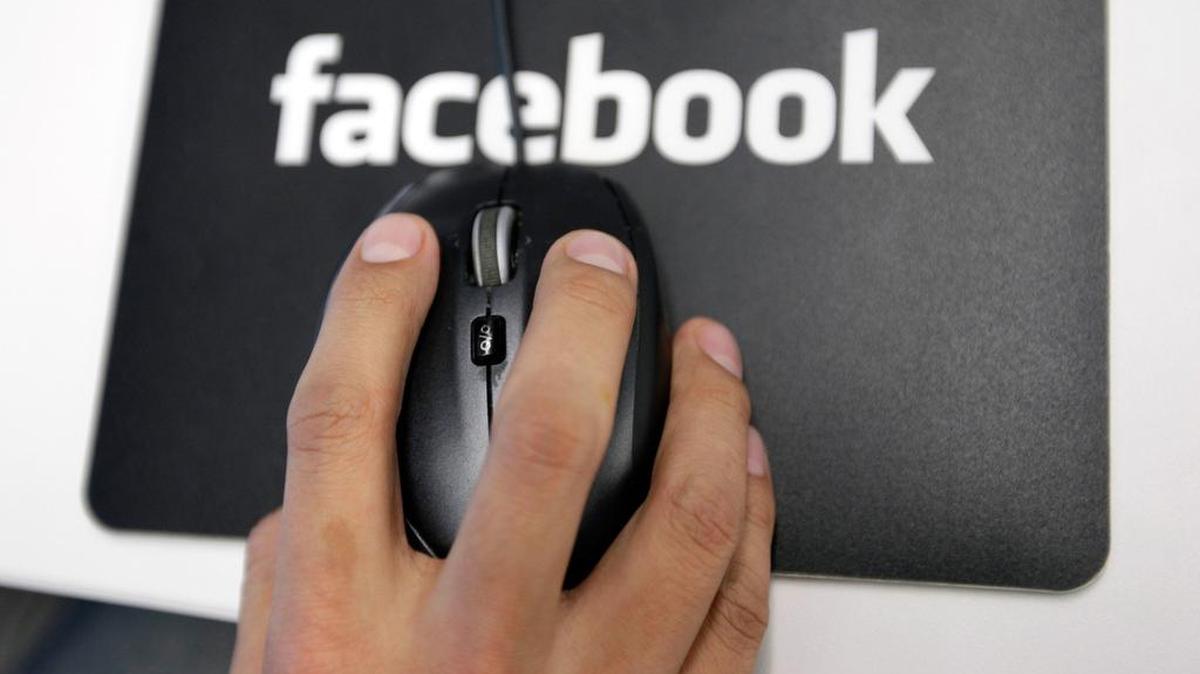 La red social Facebook ha revolucionado la forma en que millones de personas se comunican en el medio digital.