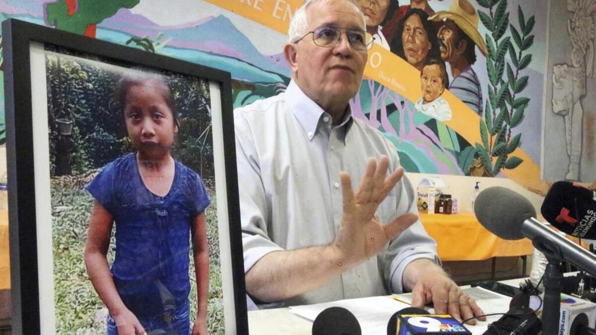 Rubén García, director de la organización Annunciation House, lee un comunicado de la familia de Jakelin Amei Rosmery Caal Maquín, el sábado en El Paso, Texas.