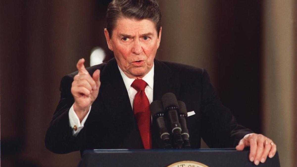 El presidente Ronald Reagan promulgó una amnistía para millones de inmigrantes indocmentados en 1986.