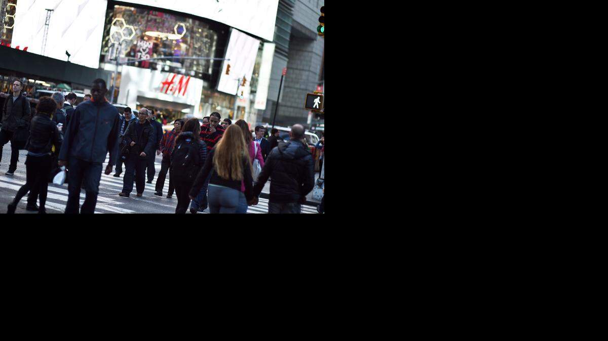 
Numerosos transeúntes cruzan una calle de Nueva York. La economía nacional creció a un ritmo más alto del esperado en el tercer trimestre.
