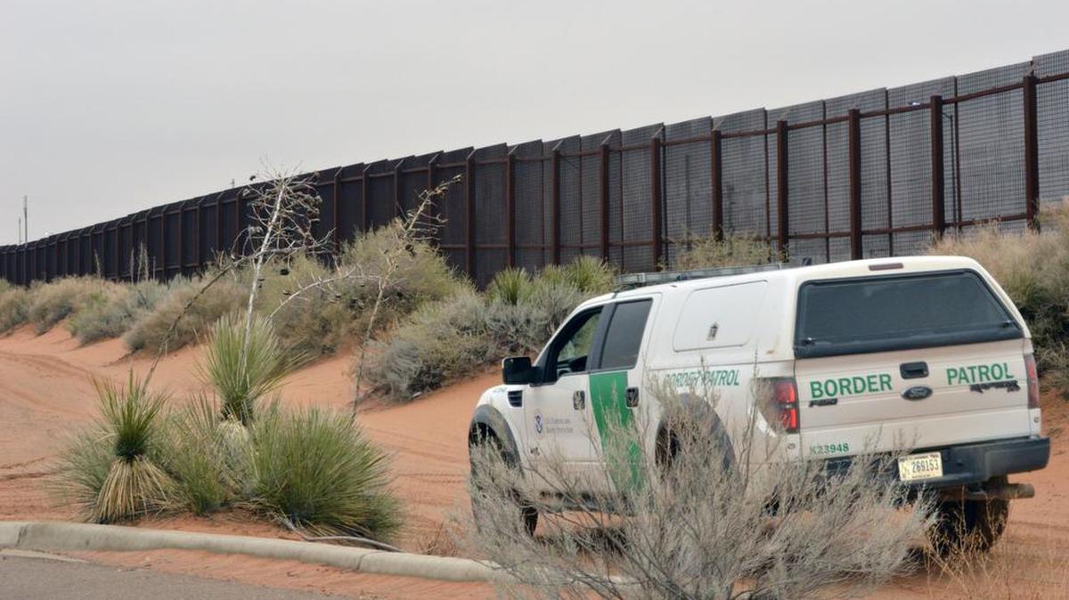 Un vehículo de la Patrulla Fronteriza avanza a lo largo de la valla en la frontera con México, cerca de la ciudad de Santa Teresa, en el estado de Nuevo México.