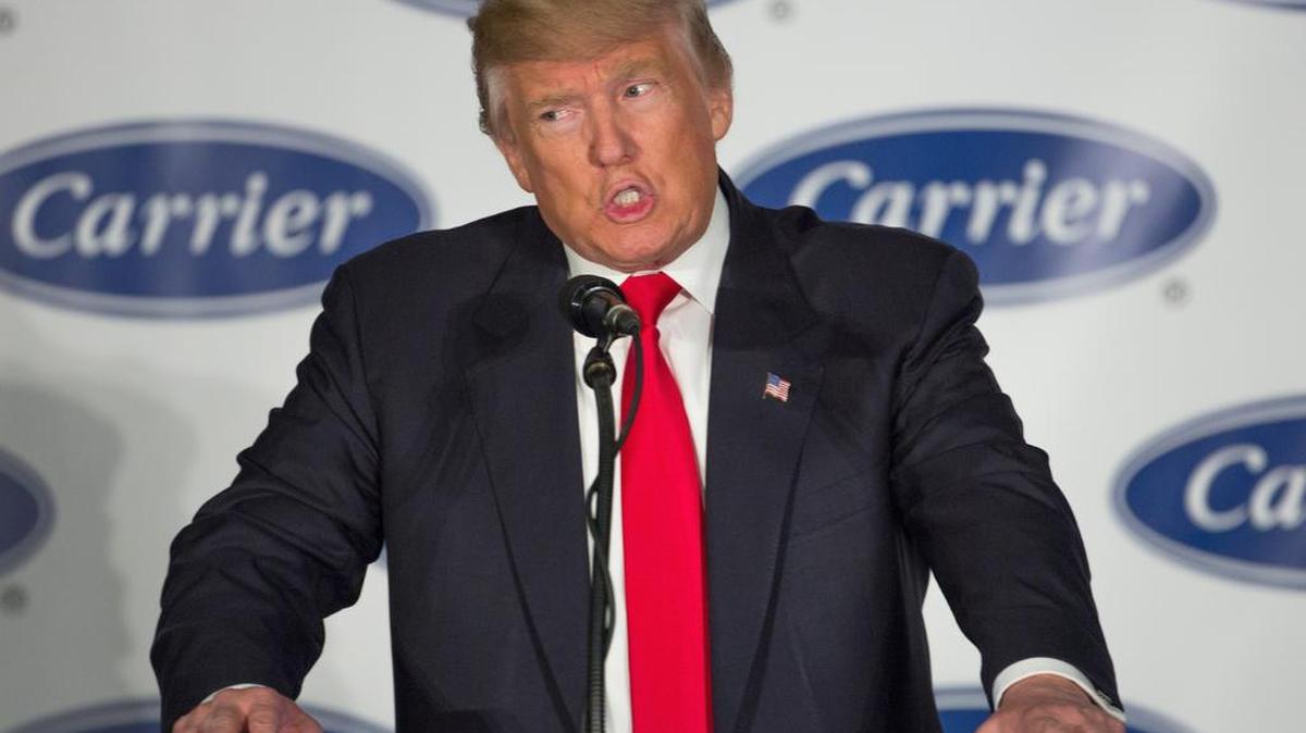 El presidente electo, Donald Trump, habla con los trabajadores de la fábrica de equipos de calefacción y aire acondicionado Carrier en Indianápolis, el 1 de diciembre.