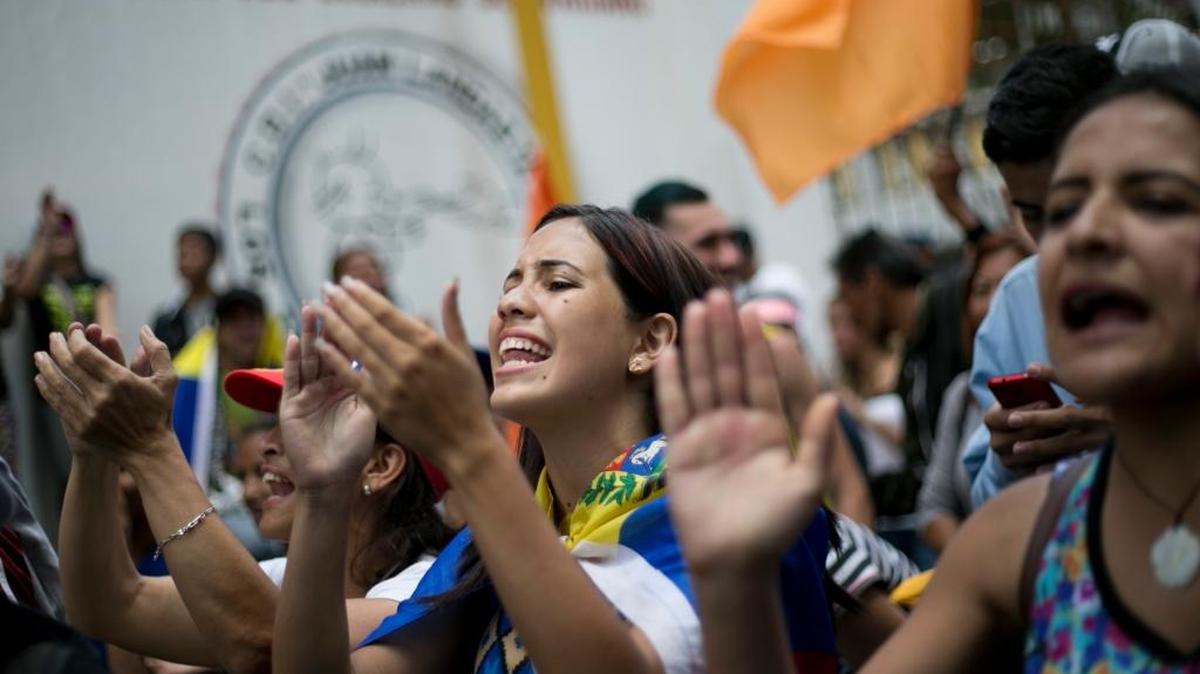 Manifestantes gritan consignas contra el presidente de Venezuela, Nicolás Maduro, el miércoles pasado en Los Teques, en las afueras de Caracas.