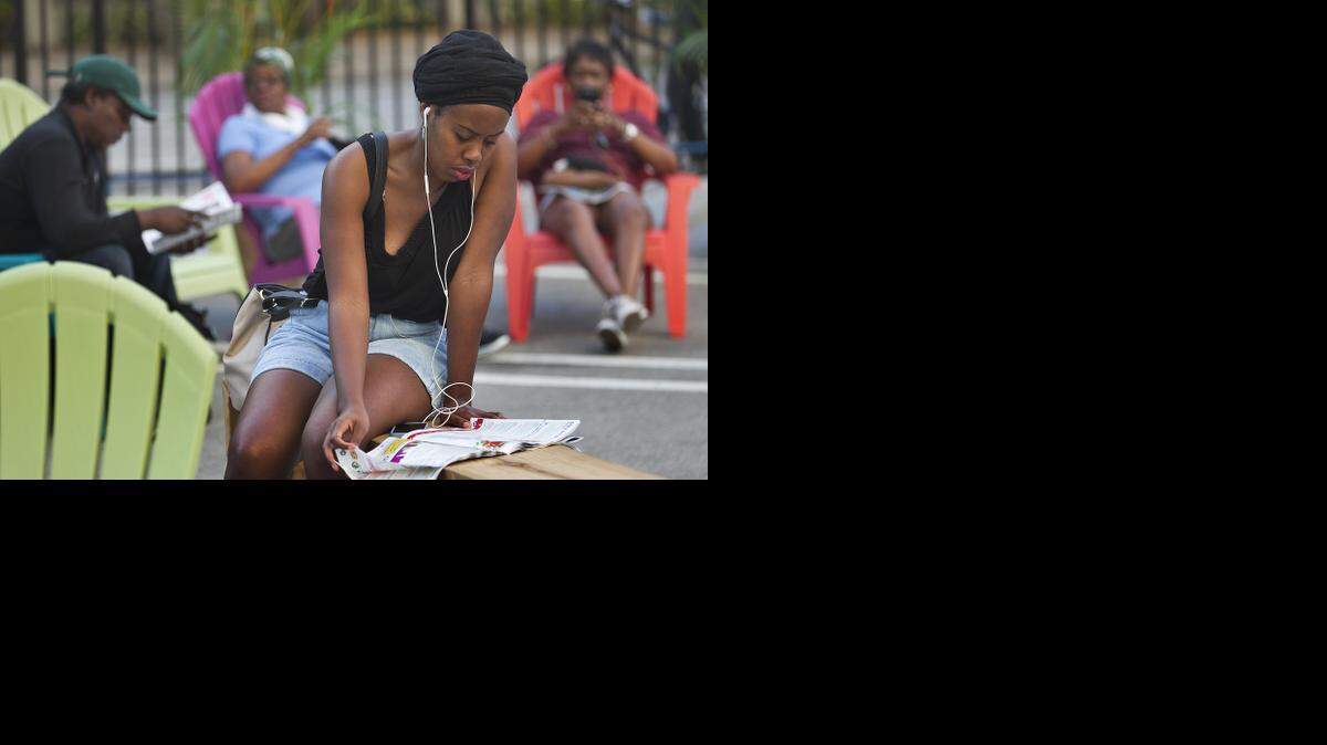 
La joven Chioma Urama revisa el programa de la Feria Internacional del Libro de Miami. El evento tiene lugar esta semana, y termina el domingo.

