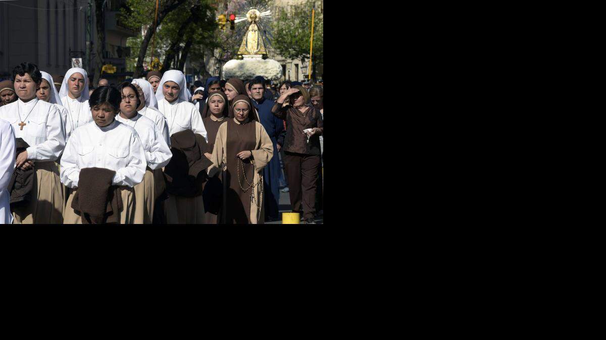 
Un grupo de monjas participan en la Procesión del Milagro en Salta, Argentina, el lunes pasado.
