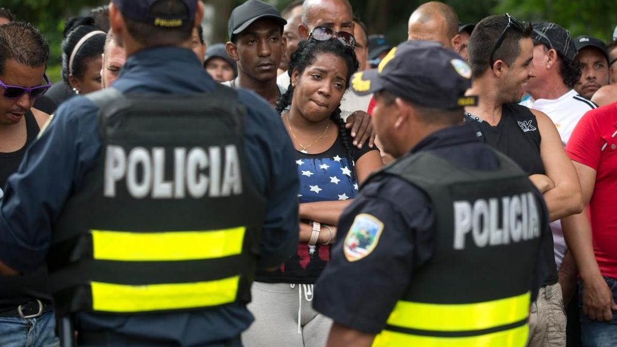 Emigrantes cubanos protestan en la Carretera Panamericana, en Peñas Blancas, Costa Rica, exigiendo que los dejen entrar en Nicaragua, el martes pasado.