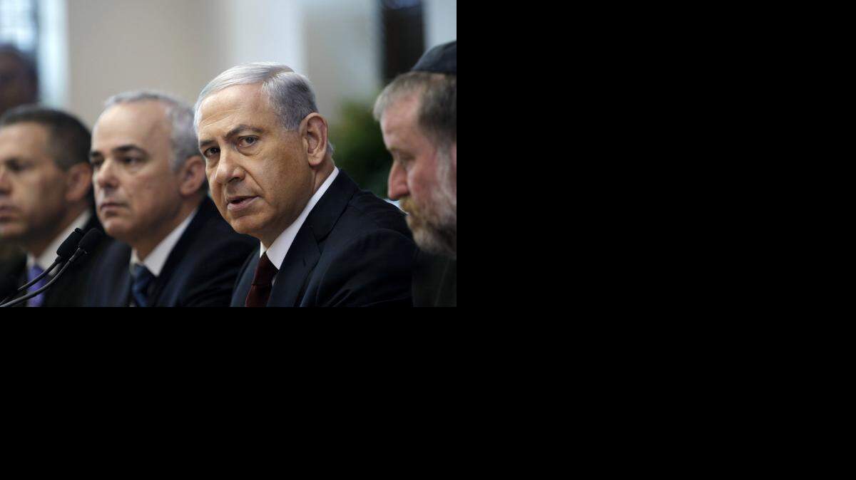
El primer ministro de Israel Benjamin Netanyahu, centro, durante la reunión semanal de gabinete en Jerusalén, el domingo.



