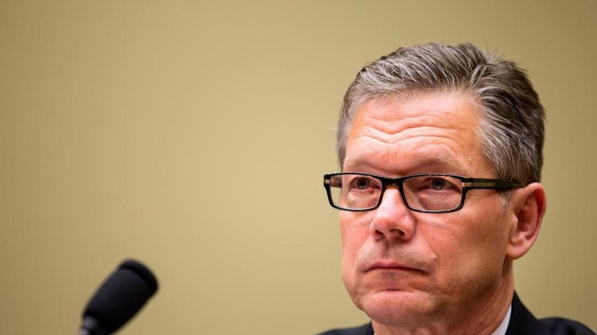 John Roth, Inspector General del Departamento de Seguridad Nacional, reveló que se otorgó por error la ciudadanía a 858 inmigrantes con órdenes de deportación.