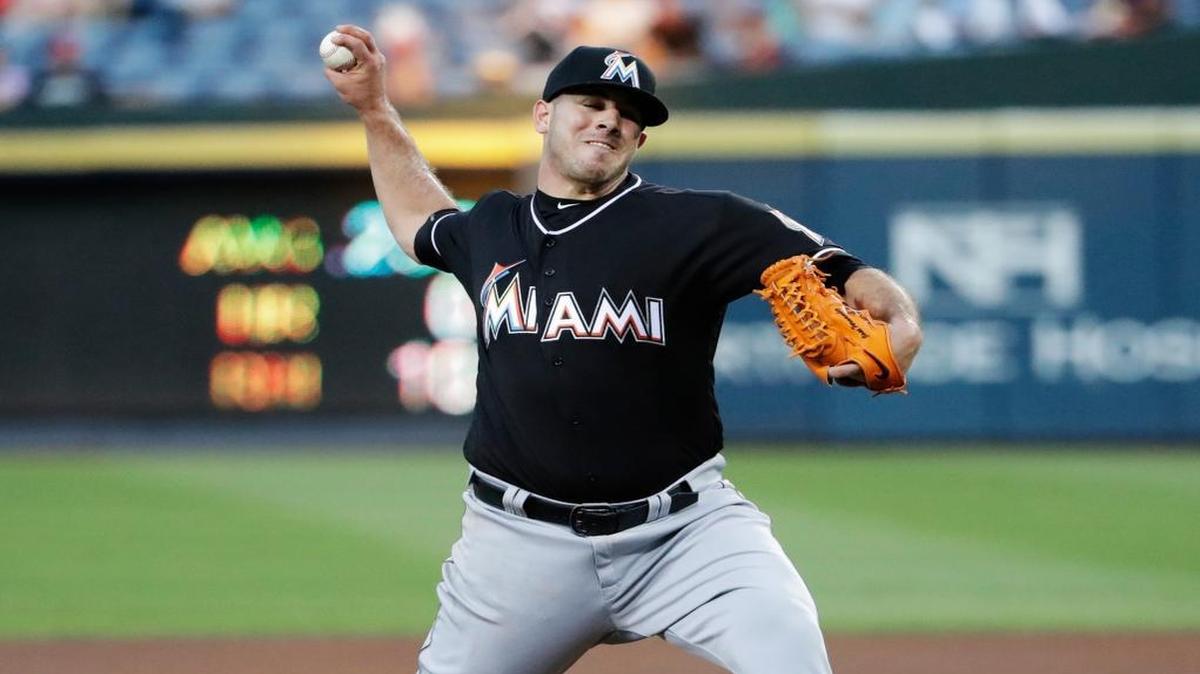 José Fernández, de los Miami Marlins, lanza en la primera entrada de un partido contra los Bravos de Atlanta, el 14 de septiembre. Fernández murió en un trágico accidente el 25 de septiembre.
