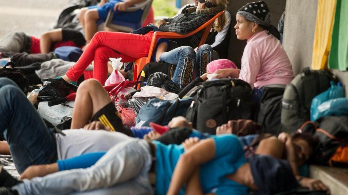 Inmigrantes cubanos descansan en la localidad costarricense de Peñas Blancas, cerca de la frontera con Nicaragua, en esta imagen de noviembre.
