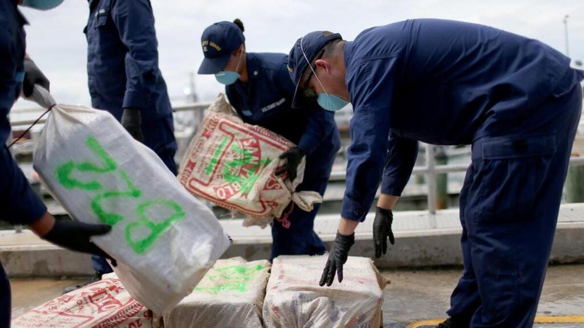 Miembros del Servicio Guardacostas descargan en Miami Beach unos 720 kilogramos de cocaína confiscada en aguas del Caribe, en septiembre del 2014.