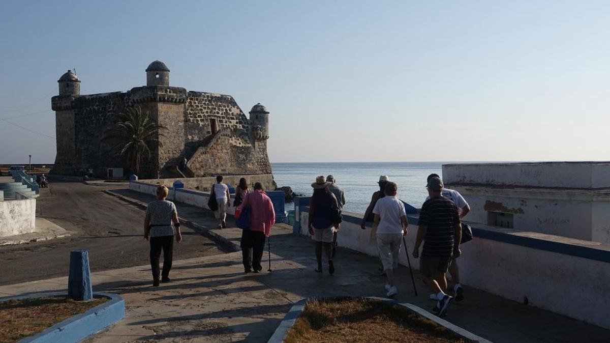 Pasajeros del crucero Adonia, de la línea Carnival, visitan el Torreón de Cojímar, al este de La Habana, el 3 de mayo.