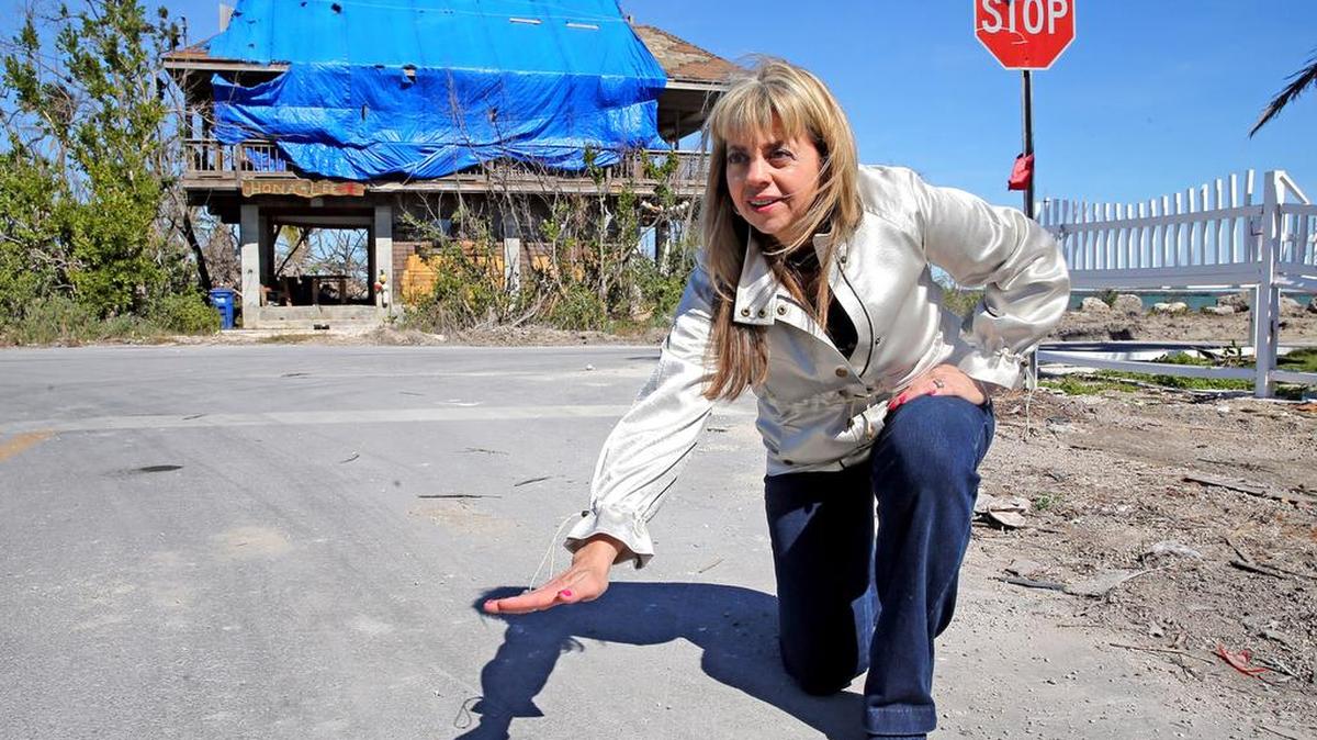 Rhonda Haag, directora del Programa de Sostenibilidad del condado Monroe, muestra el 19 de enero la altura a que construirán los nuevos caminos, después que el huracán Irma inundó Big Pine Key el pasado septiembre.