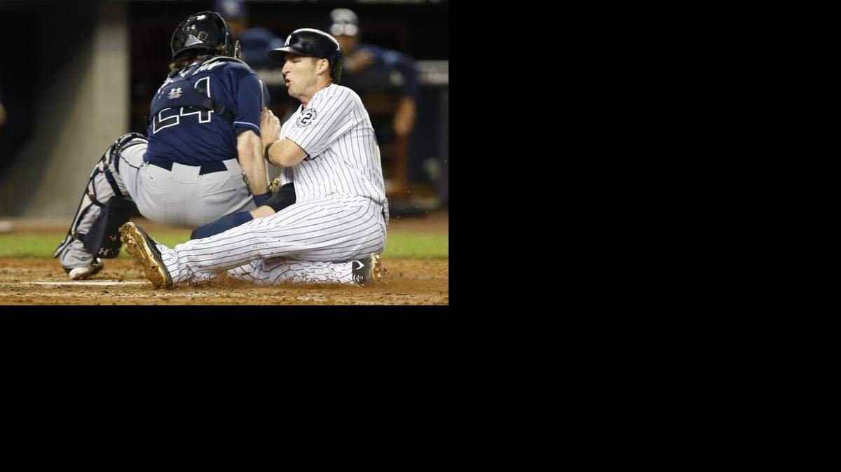
Stephen Drew, de los Yankees de Nueva York (der.), choca con Ryan Hanigan, receptor de los Tampa Bay Rays, en un partido en el Yankee Stadium el martes pasado.
