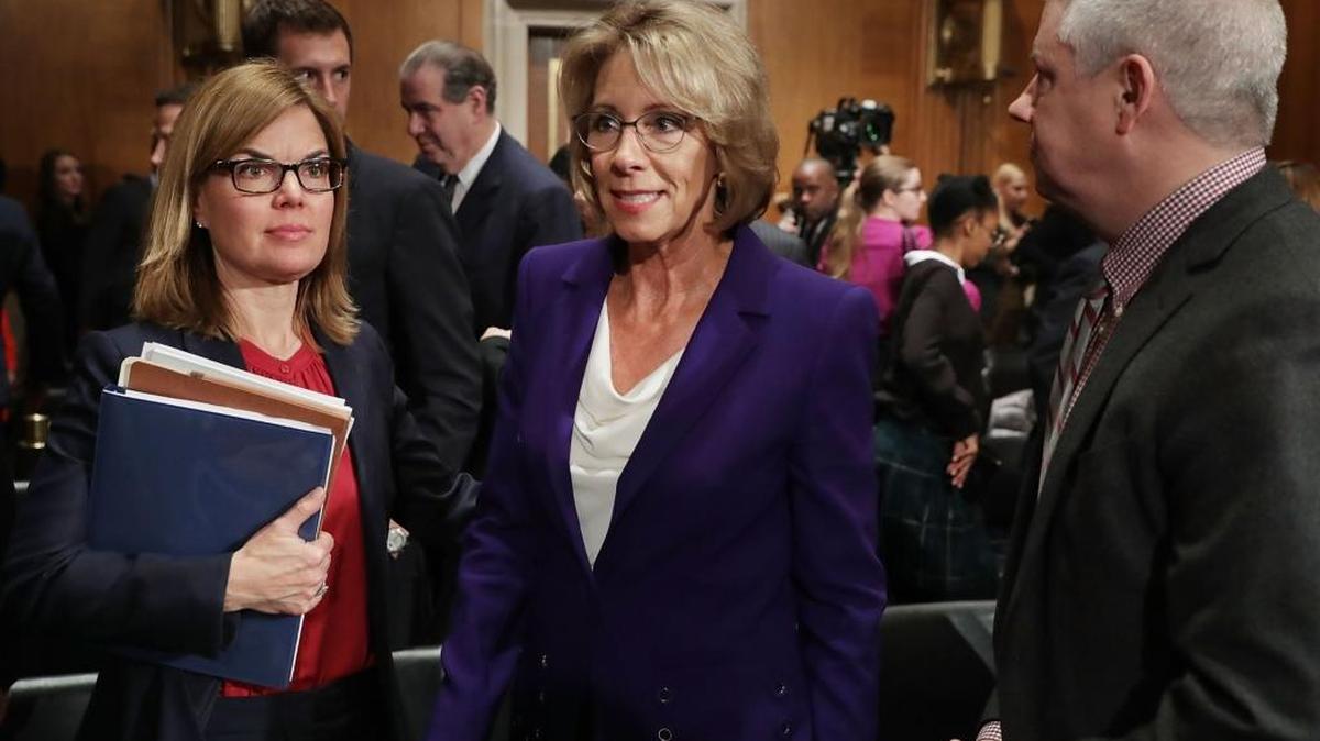 Betsy DeVos (centro), nominada como secretaria de Educación por el presidente Donald Trump, sale de una audiencia de confirmación en el Senado, el 17 de enero.