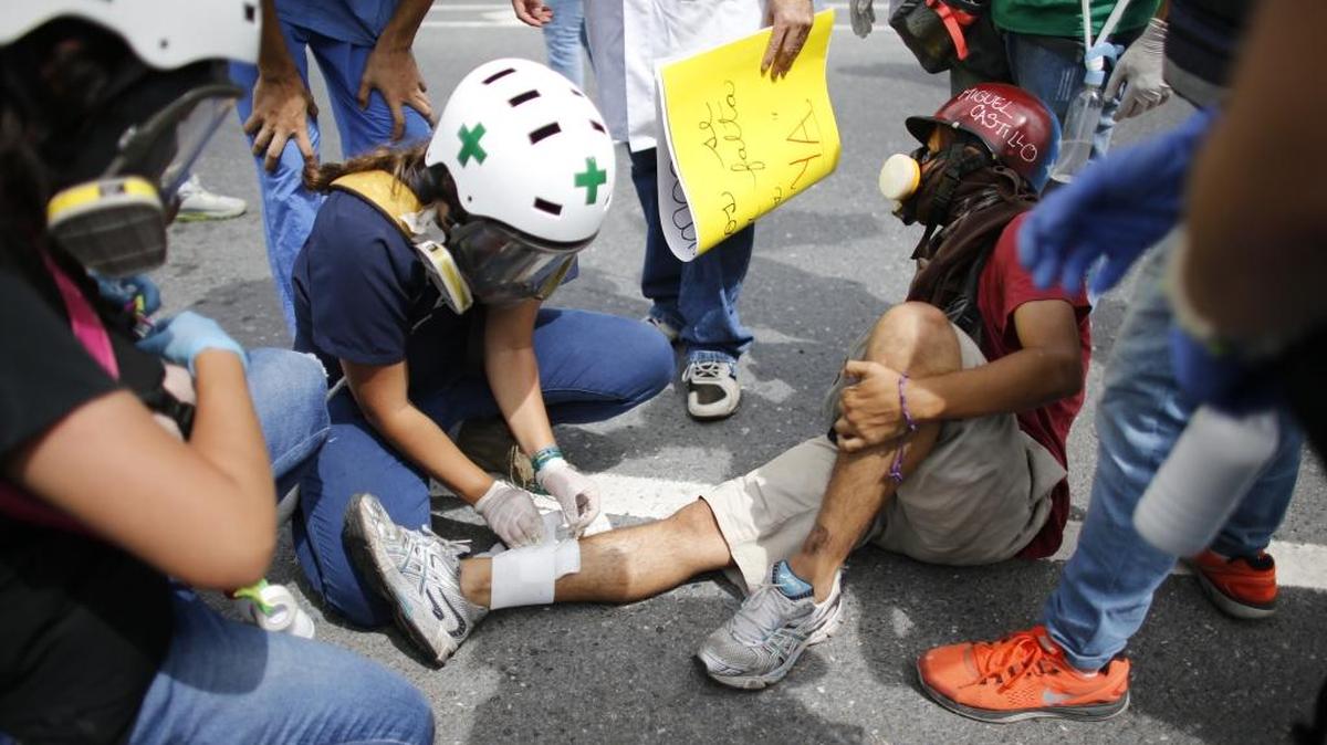 Voluntarios auxilian a un manifestante herido con perdigones durante una protesta contra el gobierno de Maduro en Caracas, el 22 de mayo.