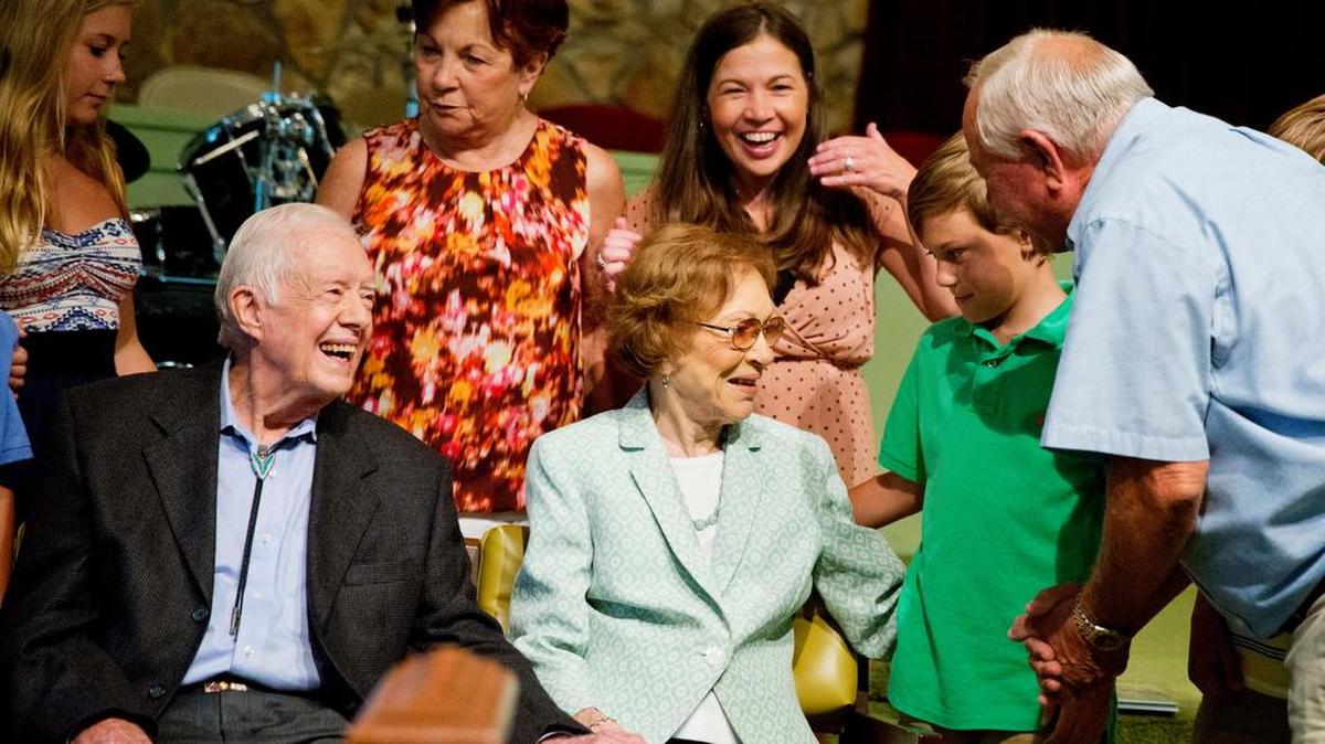 
El ex presidente Jimmy Carter (izq.), junto a su esposa, Rosalynn, se reúne con asistentes a la iglesia bautista Maranatha, en su pueblo natal, Plains, en Georgia, el domingo pasado.
