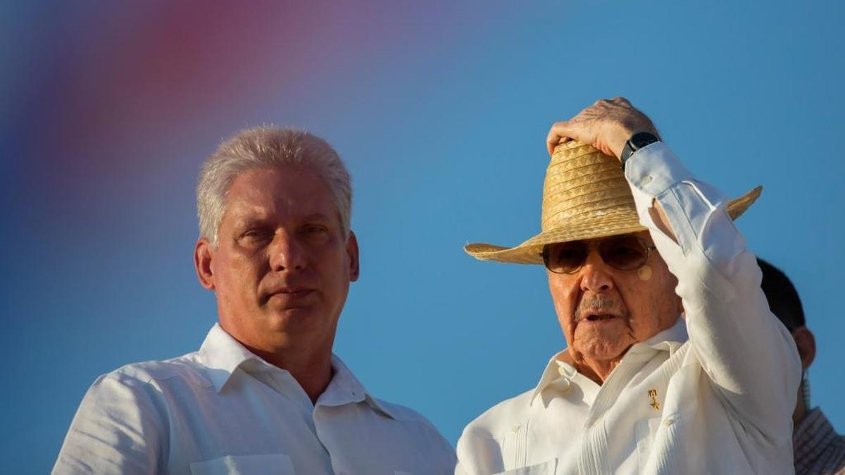 El gobernante cubano Raúl Castro (der.) y el vicepresidente Miguel Díaz-Canel observan el desfile del 1 de Mayo el año pasado en La Habana.