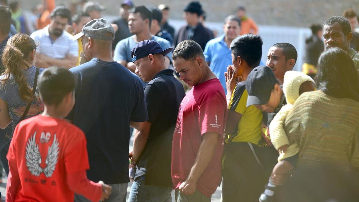 Ciudadanos centroamericanos de la caravana migrante permanecen el pasado viernes en el albergue proporcionado por autoridades mexicanas, en el punto fronterizo de Piedras Negras, en el estado de Coahuila (México).