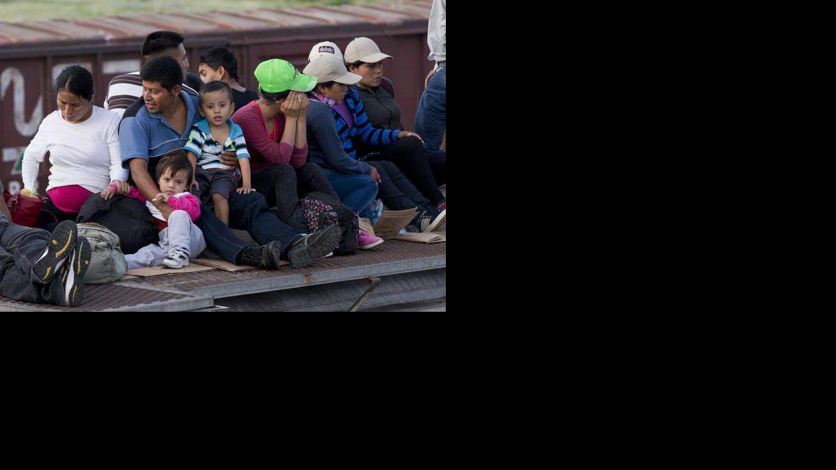 
Inmigrantes centroamericanos viajan en un tren de carga que cruza México hacia la frontera con Estados Unidos, el pasado julio.

