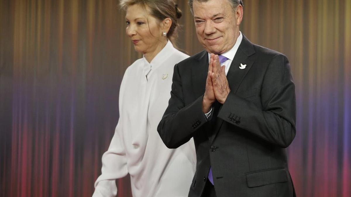 El presidente de Colombia, Juan Manuel Santos, lelga a una conferencia de prensa en Bogotá con su esposa, María Clemencia Rodríguez. Santos ganó el premio Nobel de la Paz el viernes pasado.