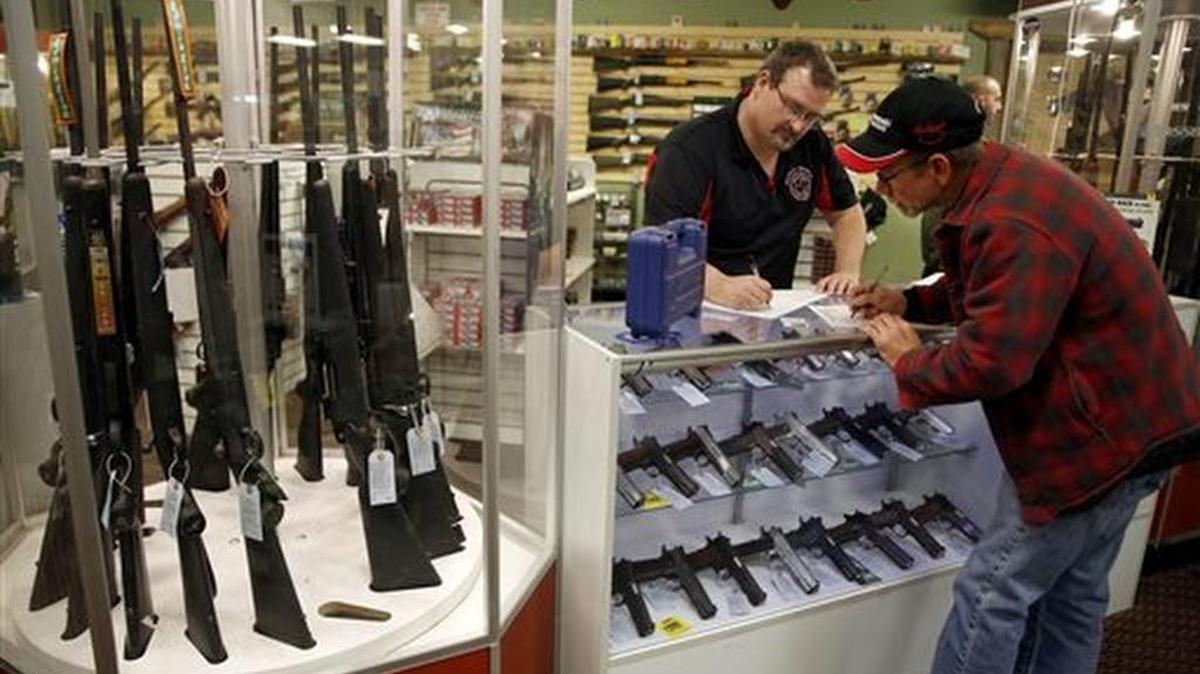 Un cliente compra una pistola por primera vez en una armería de Bridgeton, Missouri. En Estados Unidos hay más armas que habitantes.
